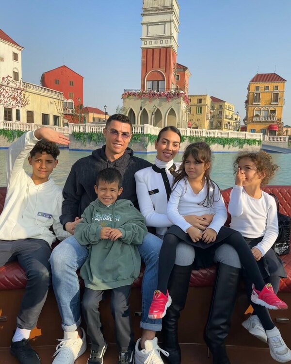Cristiano Ronaldo pasea con su familia en Arabia y pone fin a rumores