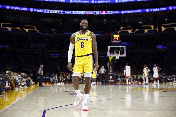 Diario HOY | LeBron cada vez más cerca del récord, Curry impone su ley