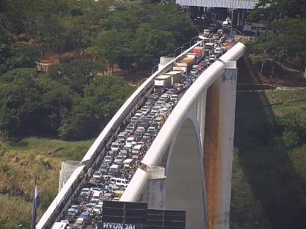 Reportan demoras excesivas para cruzar el Puente de la Amistad - ADN Digital