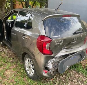 Video: buscan a responsables de chocar un vehículo estacionado y darse a la fuga - Policiales - ABC Color
