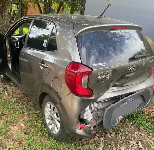 Video: buscan a responsables de chocar un vehículo estacionado y darse a la fuga - Policiales - ABC Color