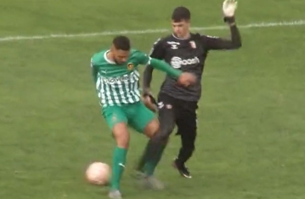 Arquero juvenil mete enganche y humillante caño - La Prensa Futbolera