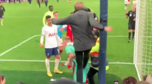 Fan del Tottenham que agredió al arquero del Arsenal fue inculpado por la Policía de Londres