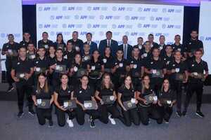 Carlos Benítez recibe insignia de la FIFA en sede de la APF - La Clave