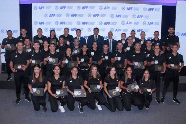 Carlos Benítez recibe insignia de la FIFA en sede de la APF - La Clave