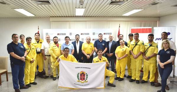La Nación / Mediante convenio, municipalidad entregó 4.000 litros de combustible a Cuerpo de Bomberos