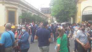 Docentes continúan huelga por reajuste salarial del 16% | 1000 Noticias