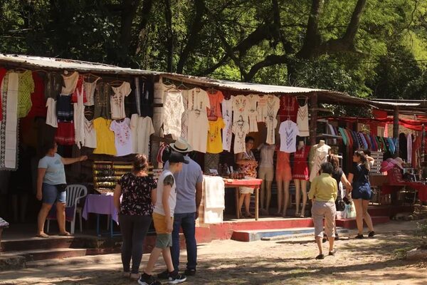 Aumenta el movimiento comercial en San Ber, pero control del tránsito vehicular sigue nulo - Nacionales - ABC Color