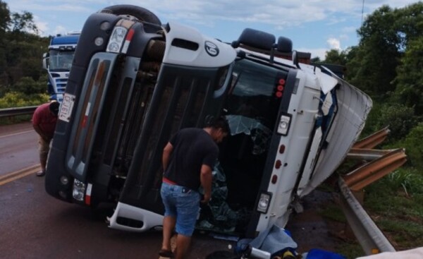 Aparatoso vuelco de camión sobre la Ruta PY06