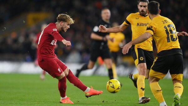 Elliott clasifica al Liverpool