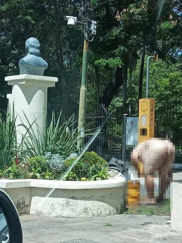 Hombre decide tomar un baño totalmente desnudo frente a la Plaza Uruguaya - Nacionales - ABC Color