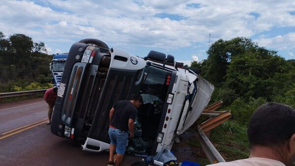 Vuelco de camión deja un herido en Naranjal