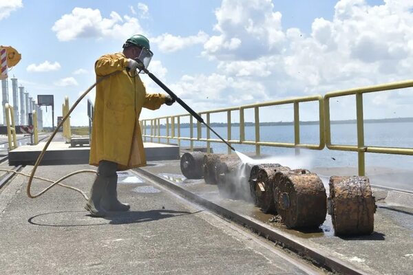 Sustituyen de manera preventiva 40 ruedas inferiores de la compuerta de la U13 de Itaipú - Economía - ABC Color
