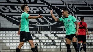 El campeón arranca fino