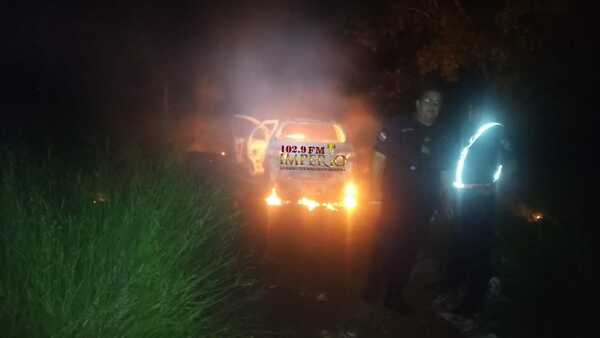 Encuentran automóvil incendiado en el barrio Jardín Aurora - Radio Imperio