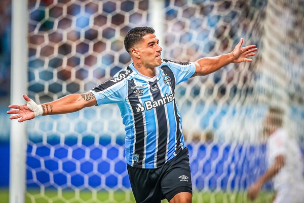Diario HOY | Luis Suárez brilla en su debut en Brasil con un triplete para Gremio