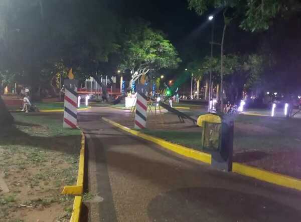 Inadaptados estropean ornamentación en la Plaza de Armas de Encarnación
