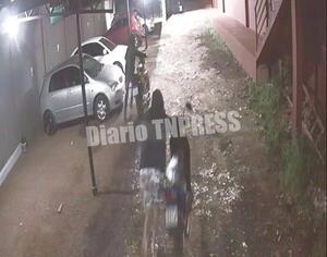 Desconocidos hurtan dos motocicletas del estacionamiento de un edificio – Diario TNPRESS