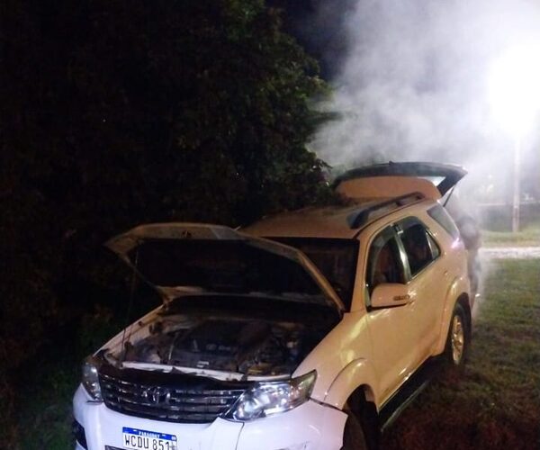 Vehículo cae a cuneta