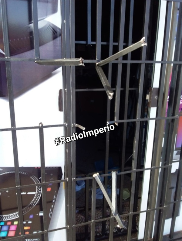 Por segunda vez delincuentes ingresan en una tienda del barrio Guaraní - Radio Imperio