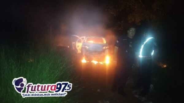 Hallan auto totalmente incinerado