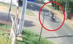 Aparatosa colisión entre dos motociclistas en Coronel Oviedo - Noticiero Paraguay