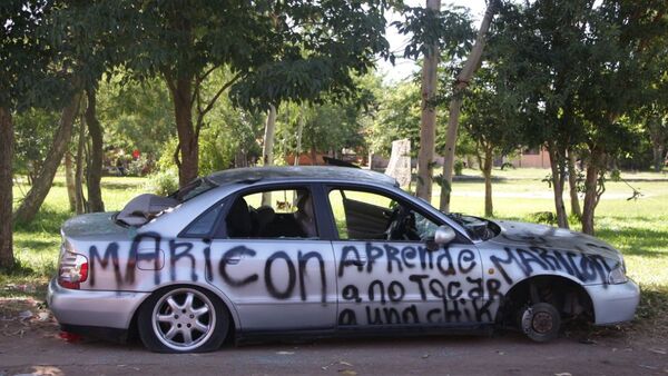 Destrozaron el auto de un tipo acusado de golpeador