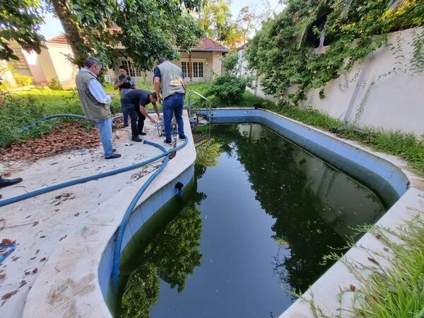 Suman denuncias de casas abandonadas y piscinas insalubres en plenos barrios “pudientes” - Nacionales - ABC Color