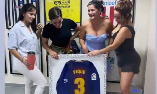 ¿Advertencia?Doña de pelotero y sus amis hicieron pijamada con camiseta de Piqué