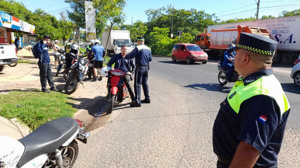 Control sobre Madame Lynch: Muchos motociclistas retenidos por no contar con registro ni habilitación - Megacadena — Últimas Noticias de Paraguay