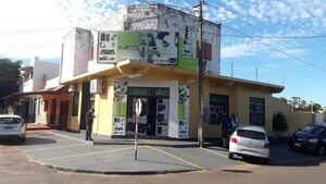 Delincuentes se llevan varios artículos tras romper puerta de una tienda de electrónicos en PJC - Nacionales - ABC Color