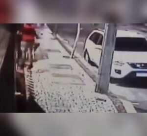 (VIDEO) Se salvó de motochorros con una “patada voladora”