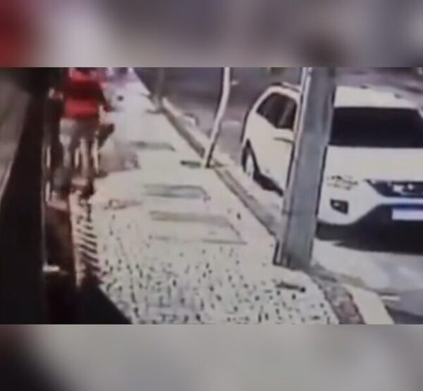(VIDEO) Se salvó de motochorros con una “patada voladora”