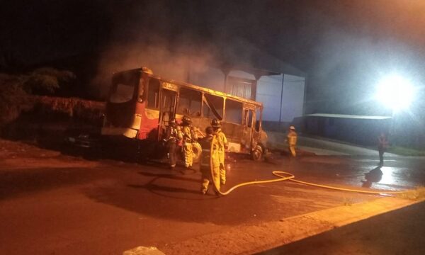 Queman bus chatarra que ocasionó accidente fatal