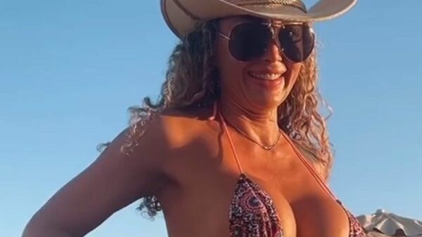 Le pidieron a la Wewis que ya no use bikini en la playa "por su edad"