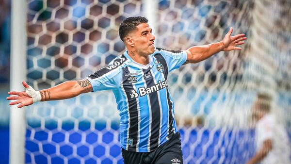 Brasil se rinde a Luis Suárez: "genio", "nivel superior" y "debut de gala"