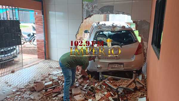 Auto choca contra vivienda de un cronista radial - Radio Imperio