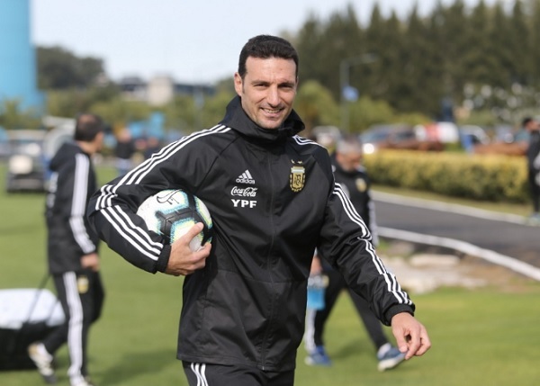 Scaloni confiesa que viaja “todo cagado” - La Prensa Futbolera