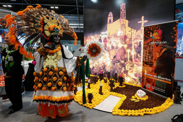 Una vistosa figura del Día de Muertos invita a visitar Michoacán (México) - MarketData