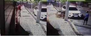 [VIDEO] Con una "patada voladora" se salvó de un asalto