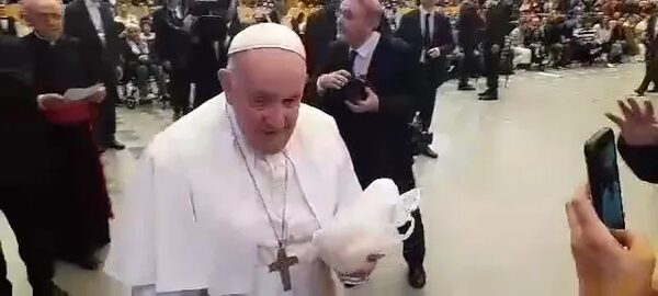 La reacción del papa Francisco al recibir chipas en El Vaticano - Nacionales - ABC Color