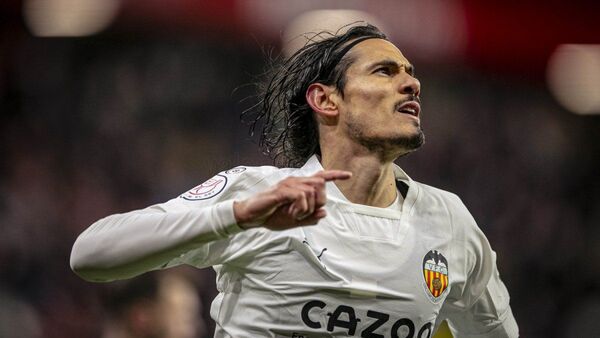 El Valencia golea con doblete de Cavani