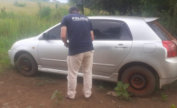 Hallan abandonado vehículo hurtado