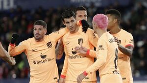 Un Atlético sin brillo logra el pase a cuartos