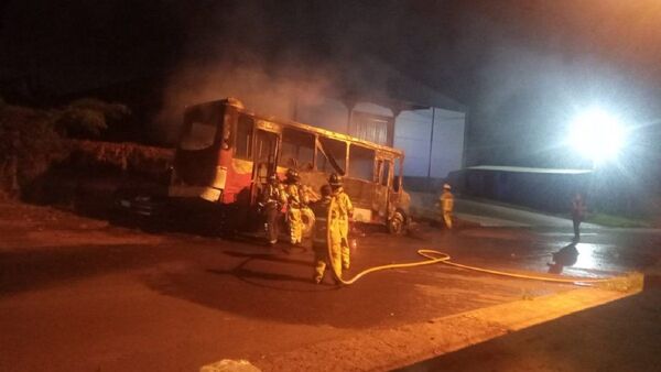 Queman bus depositado como evidencia frente a una Comisaría