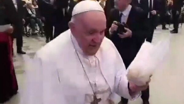 La emotiva reacción del papa Francisco al recibir la chipa paraguaya