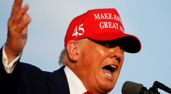 Trump presiona a Facebook para restaurar su cuenta