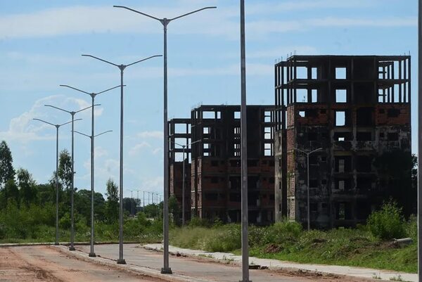 Más promesas de levantar viviendas en expredio del IPS - Economía - ABC Color