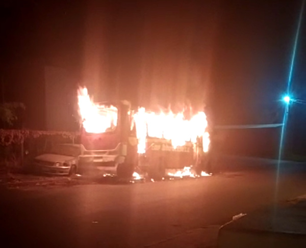 Desconocidos queman bus chatarra que había ocasionado accidente fatal - La Clave