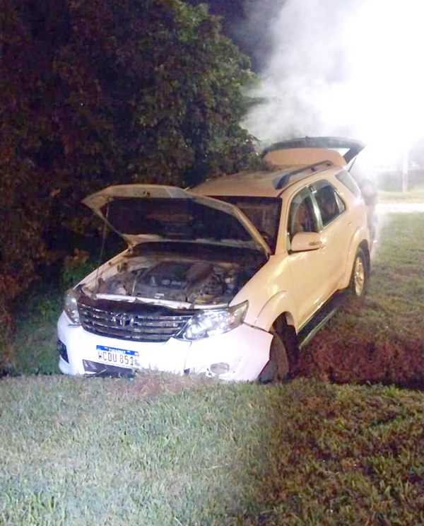 Mujer en aparente estado de ebriedad cae a cuneta con su lujosa camioneta - La Clave